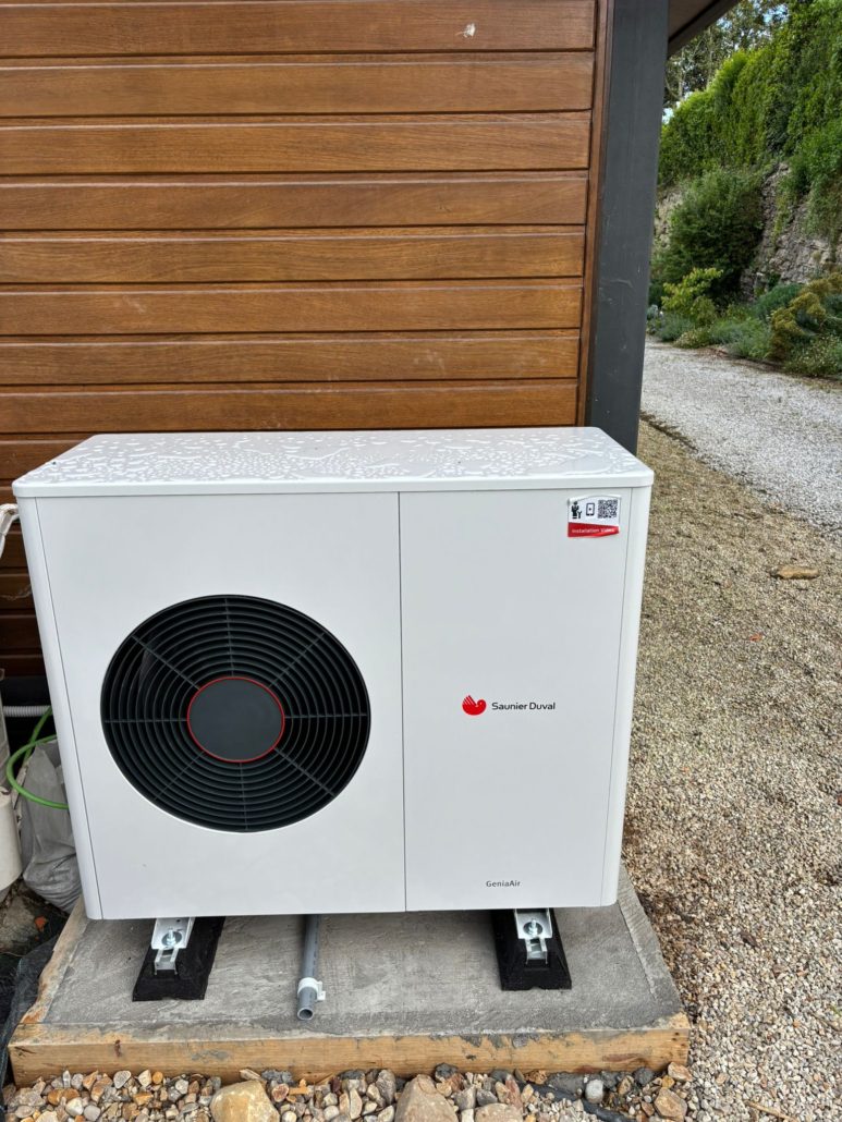 Técnicos instalando sistema de calefacción eficiente en piso de Gijón