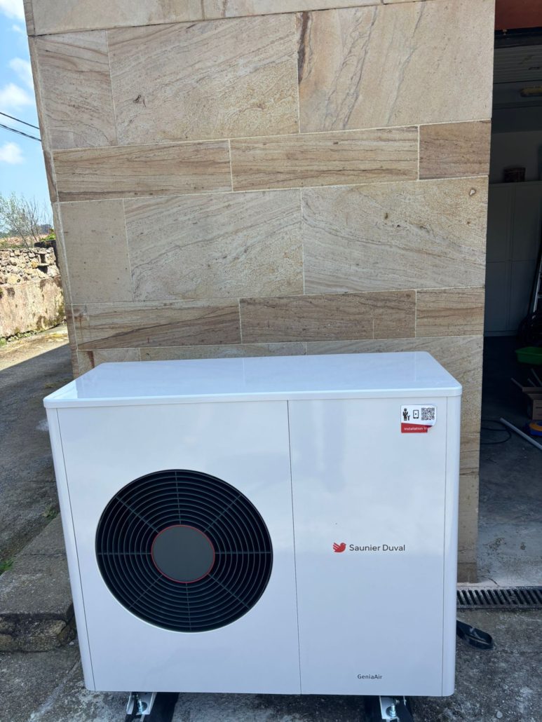 Montaje de sistema de aerotermia con suelo radiante para eficiencia energética en Oviedo